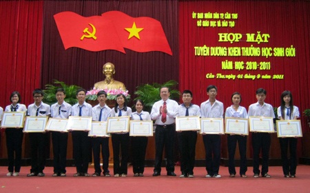 Cần Thơ tuyên dương HS giỏi toàn quốc và cấp tỉnh - 1 Cần Thơ tuyên dương HS giỏi toàn quốc và cấp tỉnh - 1