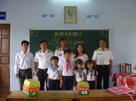 Xúc động lễ khai giảng đặc biệt ở Trường Sa - 1 Xúc động lễ khai giảng đặc biệt ở Trường Sa - 1