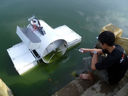 Cậu học trò sáng tạo máy dọn rác thải trên nước - 1 Cậu học trò sáng tạo máy dọn rác thải trên nước - 1