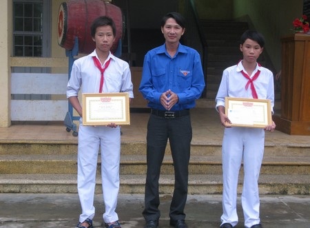 Tuyên dương học sinh trả lại 1,2 tỷ đồng nhặt được - 1