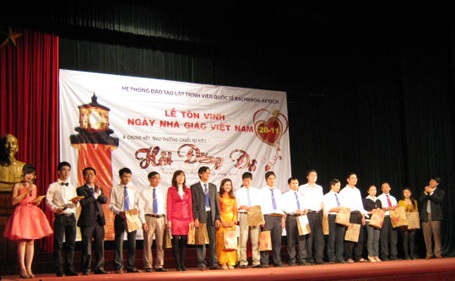 Sôi động đêm tôn vinh Ngày Nhà giáo Việt Nam - 1 Sôi động đêm tôn vinh Ngày Nhà giáo Việt Nam - 1