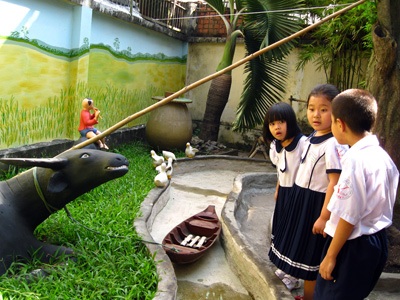 Nuôi gà trong trường học - 1