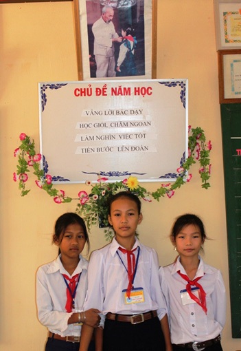 Nhặt được tiền triệu, ba nữ sinh tìm trả người đánh mất - 1 Nhặt được tiền triệu, ba nữ sinh tìm trả người đánh mất - 1