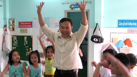 Khi thầy làm... “cô nuôi dạy trẻ” - 1