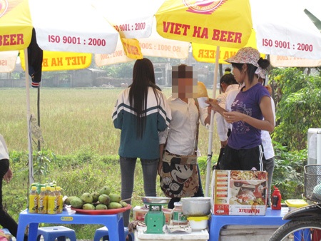 Đi học muộn, học sinh “thoải mái” chơi bi-a - 1