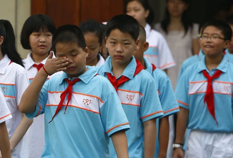 Học sinh thiếu ngủ vì gánh nặng bài tập về nhà - 1 Học sinh thiếu ngủ vì gánh nặng bài tập về nhà - 1