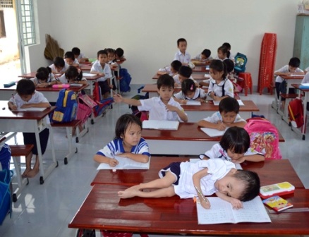 Cảm động bé 7 tuổi nằm học trong lớp - 2 Cảm động bé 7 tuổi nằm học trong lớp - 2