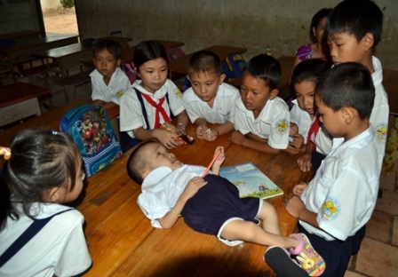 Cảm động bé 7 tuổi nằm học trong lớp - 3 Cảm động bé 7 tuổi nằm học trong lớp - 3