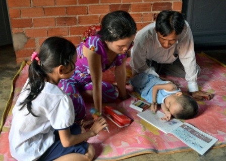 Cảm động bé 7 tuổi nằm học trong lớp - 4 Cảm động bé 7 tuổi nằm học trong lớp - 4