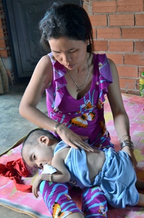 Cảm động bé 7 tuổi nằm học trong lớp - 5 Cảm động bé 7 tuổi nằm học trong lớp - 5