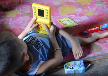 Cảm động bé 7 tuổi nằm học trong lớp - 6 Cảm động bé 7 tuổi nằm học trong lớp - 6