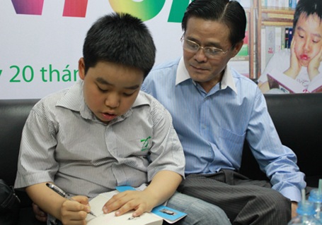 “Tiểu thuyết gia” 10 tuổi thông minh và hóm hỉnh - 3 “Tiểu thuyết gia” 10 tuổi thông minh và hóm hỉnh - 3