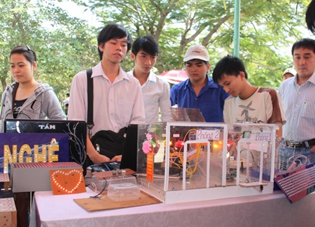 SV ĐH Quy Nhơn thi sáng tạo kỹ thuật công nghệ mừng ngày 20/11 - 2