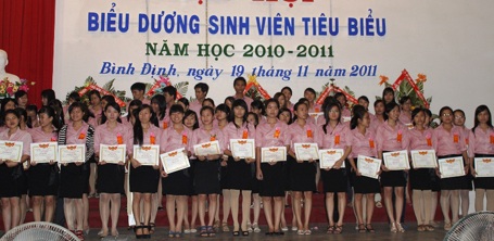 Hơn 1 triệu thầy cô hân hoan đón Ngày Nhà giáo - 6 ĐH Quy Nhơn khen thưởng 484 sinh viên tiêu biểu năm học 2010 - 2011. (Ảnh: Doãn Công)