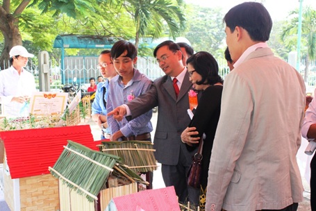 SV ĐH Quy Nhơn thi sáng tạo kỹ thuật công nghệ mừng ngày 20/11 - 1