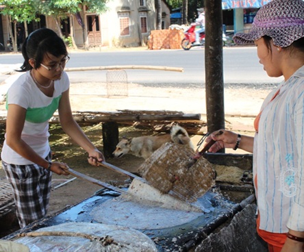 Hai chị em mồ côi cha học giỏi - 1