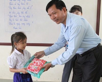 Tặng quà học sinh Việt kiều tại Campuchia - 1 Tặng quà học sinh Việt kiều tại Campuchia - 1