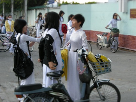 Cởi áo khoác trước cổng trường - 1 Cởi áo khoác trước cổng trường - 1