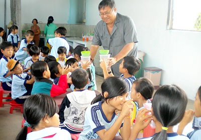 Suất cơm miễn phí ấm lòng học trò nghèo - 1 Suất cơm miễn phí ấm lòng học trò nghèo - 1