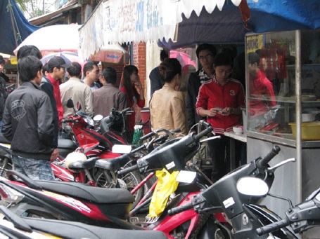 Đầu năm, hàng cơm lại “bắt chẹt” SV - 2 Đầu năm, hàng cơm lại “bắt chẹt” SV - 2