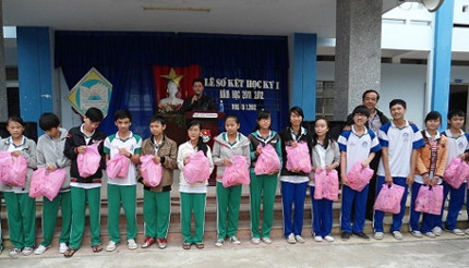 Đà Nẵng: Quà Tết cho học sinh nghèo - 1 Đà Nẵng: Quà Tết cho học sinh nghèo - 1