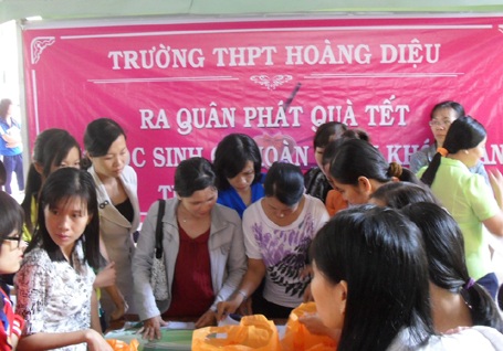 Sóc Trăng: Tặng quà Tết học sinh có hoàn cảnh khó khăn - 1 Sóc Trăng: Tặng quà Tết học sinh có hoàn cảnh khó khăn - 1