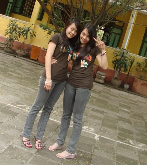 Chị em song sinh mồ côi mẹ học giỏi