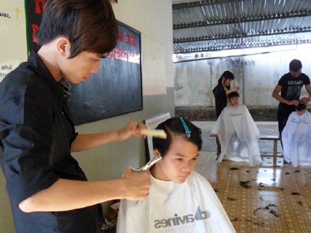 Những thầy cô giáo về hưu mang con chữ đến với HS bất hạnh - 3 Những thầy cô giáo về hưu mang con chữ đến với HS bất hạnh