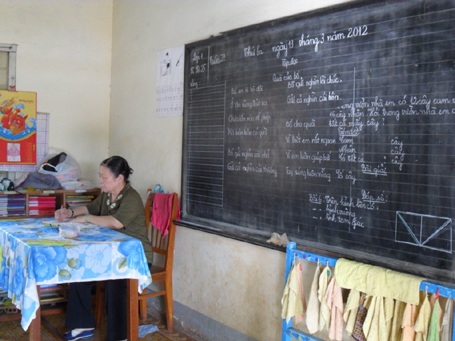 Những thầy cô giáo về hưu mang con chữ đến với HS bất hạnh - 2 Những thầy cô giáo về hưu mang con chữ đến với HS bất hạnh