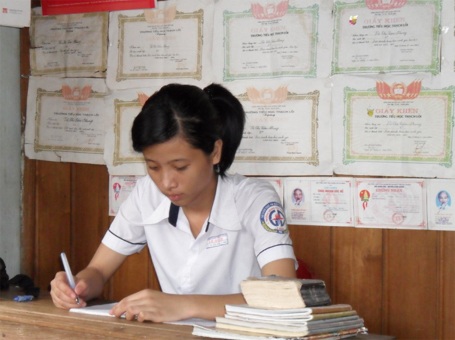 Nghị lực vượt khó, học giỏi của cô học trò nghèo - 1 Nghị lực vượt khó, học giỏi của cô học trò nghèo - 1