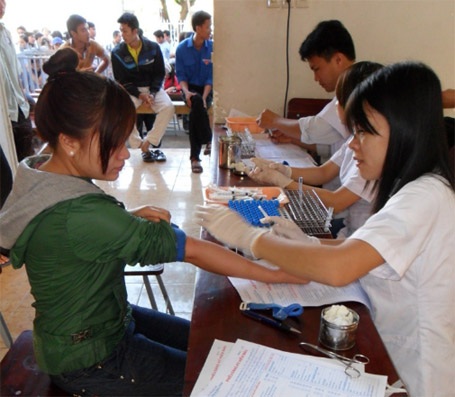 SV dân tộc thiếu số hưởng ứng hiến máu cứu người - 2 SV dân tộc thiếu số hưởng ứng hiến máu cứu người