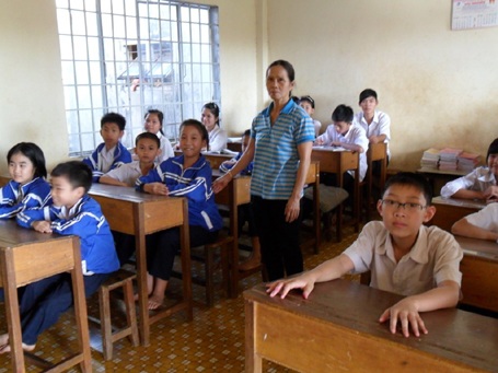 Những thầy cô giáo về hưu mang con chữ đến với HS bất hạnh - 1 Những thầy cô giáo về hưu mang con chữ đến với HS bất hạnh