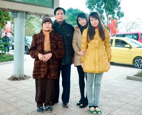 Chị em song sinh mồ côi mẹ học giỏi