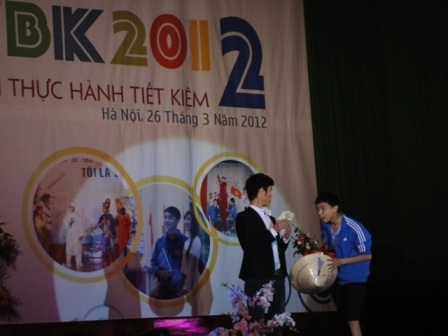 SV Bách khoa thực hành tiết kiệm - 2 SV Bách khoa thực hành tiết kiệm