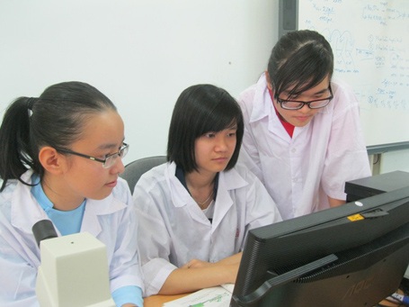 Ba nữ sinh xuất sắc học cùng một lớp - 1 Ba nữ sinh xuất sắc học cùng một lớp