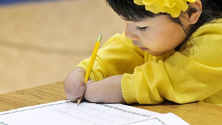 Cô bé không tay giành chiến thắng tại cuộc thi viết chữ đẹp