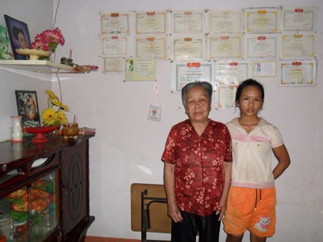 Mơ ước làm GV của cô bé nghèo vùng khó - 1 Mơ ước làm GV của cô bé nghèo vùng khó