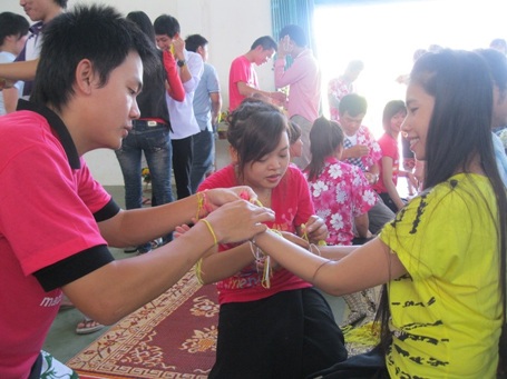 Lưu học sinh Lào vui Tết cổ truyền trên đất cố đô