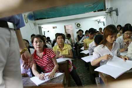 Dạy thêm và học thêm vào “mùa”: Người học hãy cân nhắc kỹ - 1 Dạy thêm và học thêm vào “mùa”: Người học hãy cân nhắc kỹ