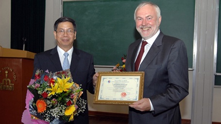 “Messi” của toán học 7 lần đến VN - 1 “Messi” của toán học 7 lần đến VN