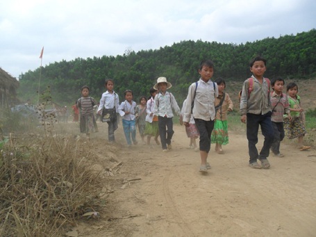 Nhọc nhằn gùi chữ trên đèo Đắk Nuê - 6 Nhọc nhằn gùi chữ trên đèo Đắk Nuê - 6