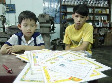 HS lớp 2 giải Toán lớp 4, thông thạo Anh văn lớp 5