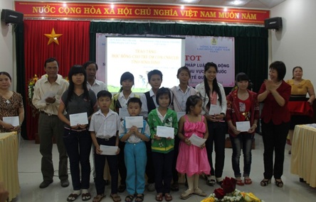 Bình Định: Trao học bổng cho con em công nhân, viên chức lao động vượt khó học giỏi - 1 Bình Định: Trao học bổng cho con em công nhân, viên chức lao động vượt khó học giỏi