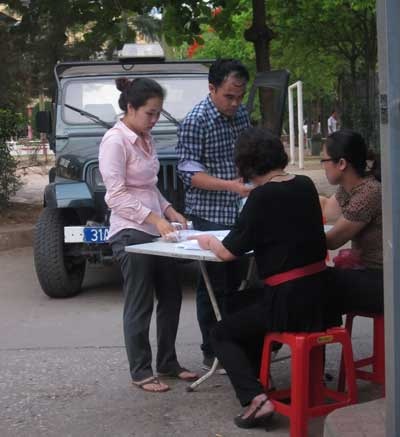 Thở phào khi mua được đơn dự tuyển vào Trường Thực Nghiệm - 13 Thở phào khi mua được đơn dự tuyển vào Trường Thực Nghiệm