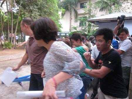 Cổng đổ, Trường Thực Nghiệm ngừng bán đơn dự tuyển