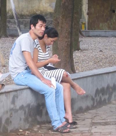 Cổng đổ, Trường Thực Nghiệm ngừng bán đơn dự tuyển