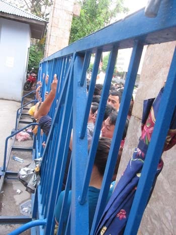 Xô đổ cổng trường để mua đơn dự tuyển vào lớp 1 - 11 Xô đổ cổng trường để mua đơn dự tuyển vào lớp 1