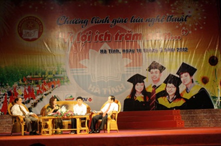 Hà Tĩnh: Xúc động đêm giao lưu Vì lợi ích trăm năm”