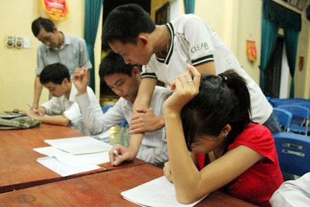 “Lò luyện thi” giữa... đình - 7 “Lò luyện thi” giữa... đình