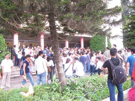 Cổng đổ, Trường Thực Nghiệm ngừng bán đơn dự tuyển